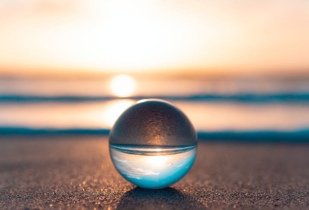 Esfera de cristal con una tardecer de fondo.